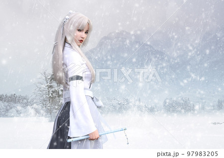 雪景色を背景に振り向き見つめる魅力的な白装束の女性 97983205