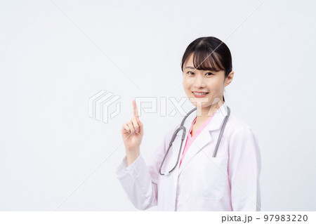 若い女性の医者(指さしポーズ) 若い女性の医者(指さしポーズ) 97983220
