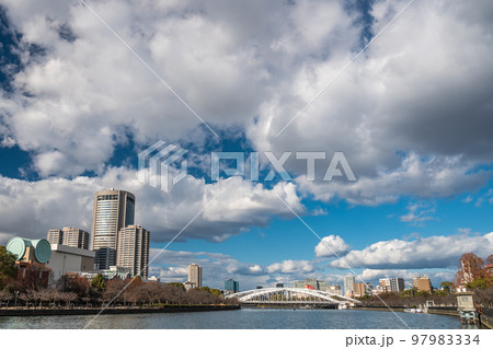 OAPタワーと大川の空に浮かぶ雲 97983334