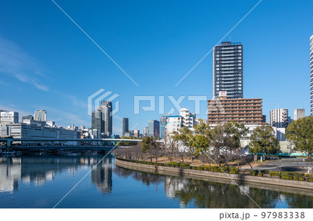 川崎橋の上から見た天満橋付近の街並み風景 97983338