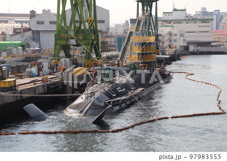 造船所に停泊して整備を受ける潜水艦 97983555