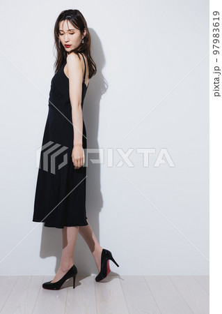 黒いワンピースの女性　 97983619