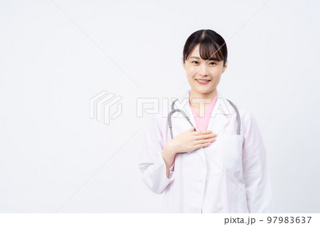 手を胸に当てる若い女性の医者 手を胸に当てる若い女性の医者 97983637
