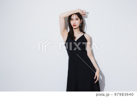 ブラックドレスの女性 ブラックドレスの女性 97983640