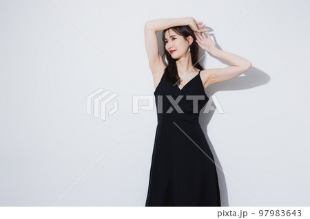ブラックドレスの女性　 97983643
