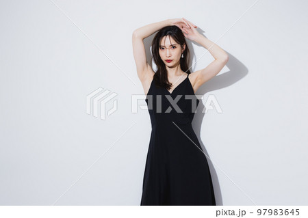 ブラックドレスの女性　 97983645