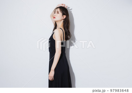 ブラックドレスの女性　 97983648