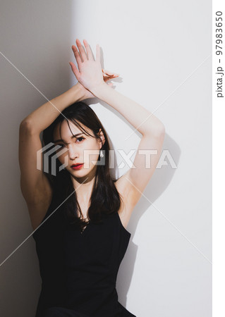 ブラックドレスの女性　 97983650