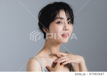 ショートヘアの女性  97983687
