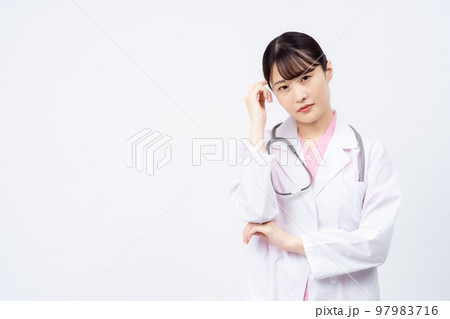 悩む若い女性の医者 97983716