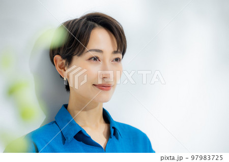 ショートヘアの女性 97983725