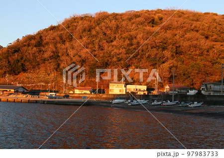 夕陽に染まる仁科港 97983733