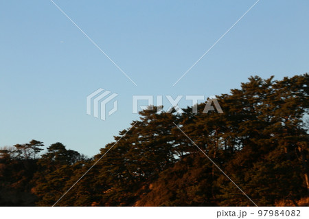 夕陽に染まる山 夕陽に染まる山 97984082