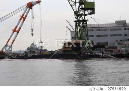 足場の組まれた整備中の潜水艦 97984099