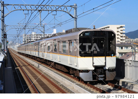 阪神 深江駅付近を走る近鉄5820系電車 阪神 深江駅付近を走る近鉄5820系電車 97984121