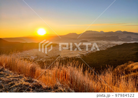初日の出（阿蘇・大観峰） 97984522