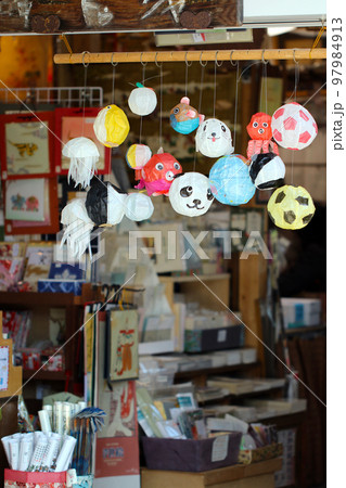 和紙屋さんの入り口に飾られた色とりどりの紙風船がぶら下がるのどかな情景。 97984913