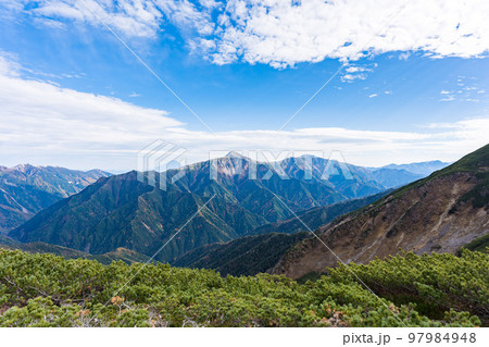 登山中の甲斐駒ヶ岳 97984948