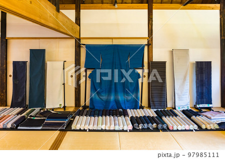 結城紬の着物の展示 97985111