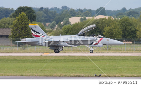 アメリカ海軍F/A-18Fスーパーホーネットのタキシング 97985511