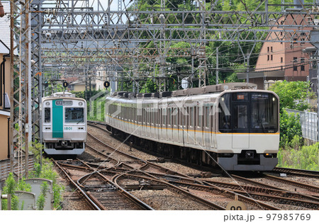 近鉄 新田辺駅付近ですれ違う電車 近鉄 新田辺駅付近ですれ違う電車 97985769
