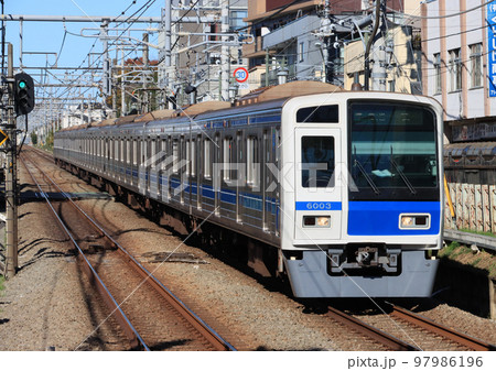 西武　池袋線東久留米駅を通過する6000系電車 97986196