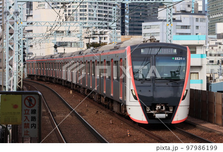 新馬場駅を通過する東京都5500系 97986199