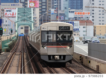 西中島南方駅に近づく北大阪急行9000系 西中島南方駅に近づく北大阪急行9000系 97986203