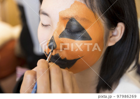 フェイスペイントをする子供 97986269