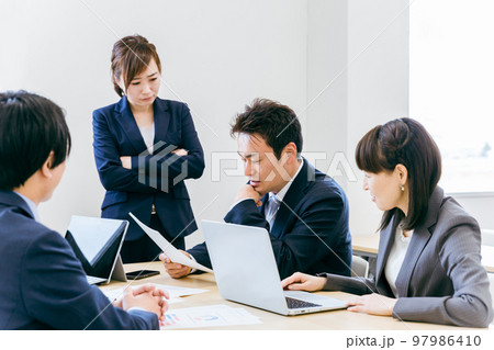 課題・問題点・欠点を話し合うアジア人ビジネスマンとビジネスウーマン（男女） 97986410