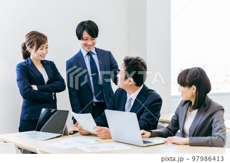 オフィスで書類を見ながら会議・打ち合わせするアジア人ビジネスマンとビジネスウーマン(男女) オフィスで書類を見ながら会議・打ち合わせするアジア人ビジネスマンとビジネスウーマン(男女) 97986413