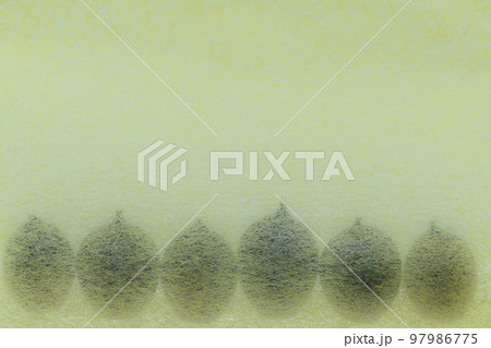 和紙と団栗（どんぐり）の背比べの背景素材 97986775