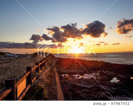伊豆大島のサンセットパームラインの万立浜から見る夕陽（東京都大島町） 97987052