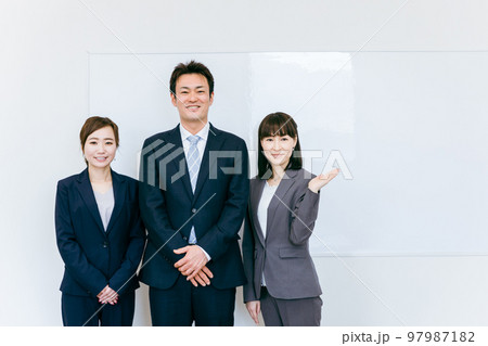 スーツを着た笑顔の弁護士・司法書士・会計士・税理士・ビジネスマン・ビジネスウーマンのイメージ(3人) スーツを着た笑顔の弁護士・司法書士・会計士・税理士・ビジネスマン・ビジネスウーマンのイメージ(3人) 97987182