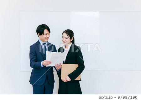 スーツを着た笑顔の正社員のビジネスマン・ビジネスウーマン（男女） 97987190