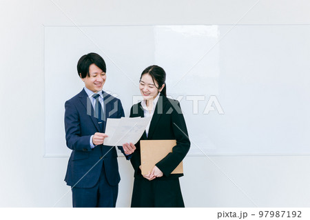 スーツを着た笑顔の正社員のビジネスマン・ビジネスウーマン（男女） 97987192