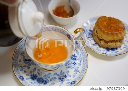 カップに注がれる紅茶 97987309