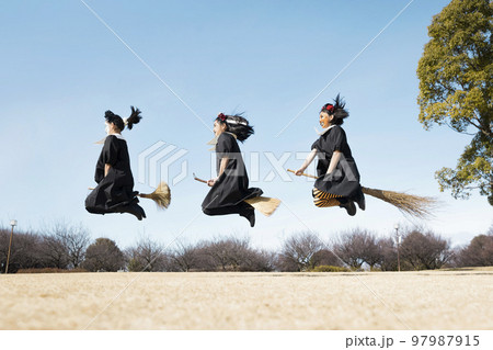 フェイスペイントしてほうきで飛ぶ小学生女の子たち ハロウィンメイク フェイスペイントしてほうきで飛ぶ小学生女の子たち ハロウィンメイク 97987915