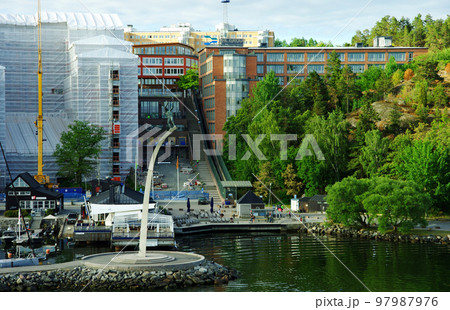 緑豊かなストックホルム近郊の港湾風景 97987976