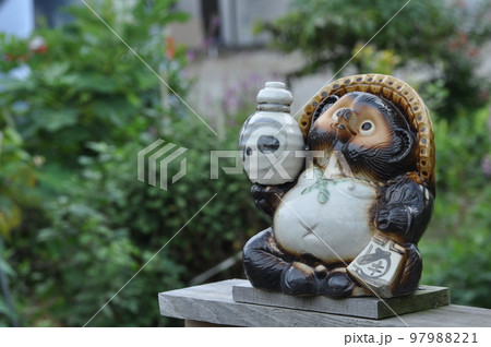 信楽焼の狸 信楽焼の狸 97988221