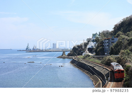 越中国分駅を発車、海岸線を走り雨晴海岸へ向かうJR氷見線キハ40 越中国分〜雨晴 97988235