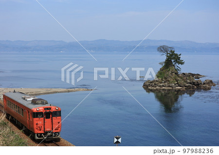 女岩を横目に雨晴海岸を走るJR氷見線キハ40 雨晴〜越中国分 97988236