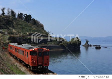 富山湾の海岸線を走るJR氷見線キハ40 雨晴〜越中国分 富山湾の海岸線を走るJR氷見線キハ40 雨晴〜越中国分 97988238