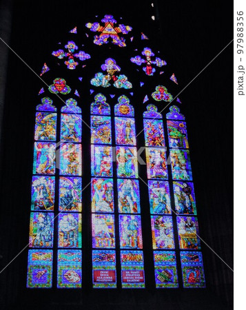 チェコ・大聖堂 ミュシャ ステンドグラス の写真素材 [97988356] - PIXTA