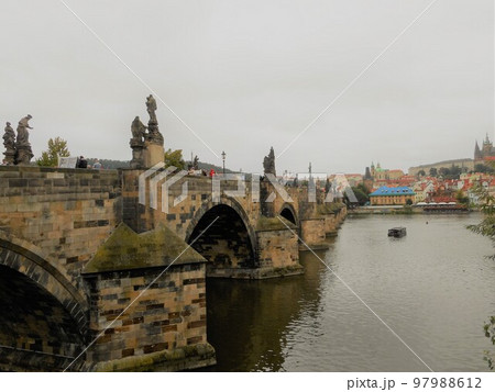 チェコ・カレル橋 プラハ城 チェコ・カレル橋 プラハ城 97988612