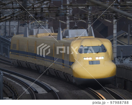 ドクターイエロー 山科付近にて ドクターイエロー 山科付近にて 97988788