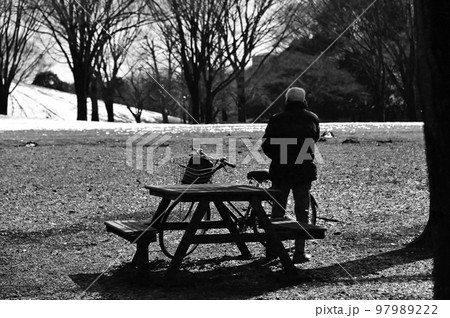 公園で老人一人 公園で老人一人 97989222