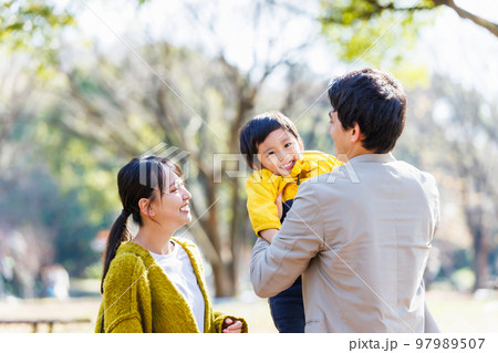 公園で過ごす幸せな家族イメージ 97989507