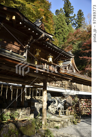 貴船神社　本宮　拝殿と本殿 97989773