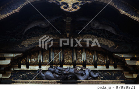 国宝日光輪王寺大猷院の本殿・拝殿に入る前に建つ精緻な白龍の彫刻が施された荘厳な唐門 97989821